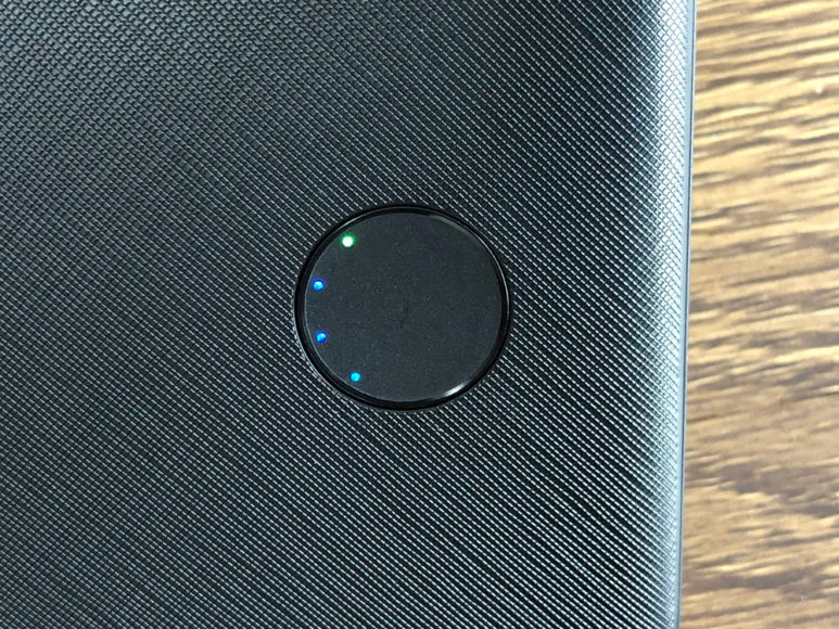 おすすめのモバイルバッテリーAnker「PowerCore Slim 10000 PD」レビュー|「低電流モード」に切り替えると一つ目のLEDがグリーンに点灯します。