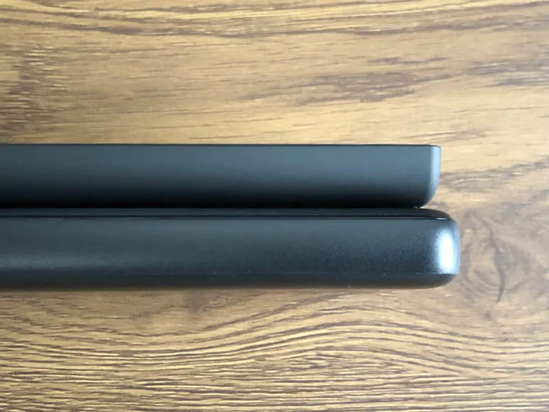 おすすめのモバイルバッテリーAnker「PowerCore Slim 10000 PD」レビュー|上が「Slim 5000」、下が「Slim 10000 PD」。パッと見は違いが分からないほど「PowerCore Slim 1000 PD」のボディは薄いです。