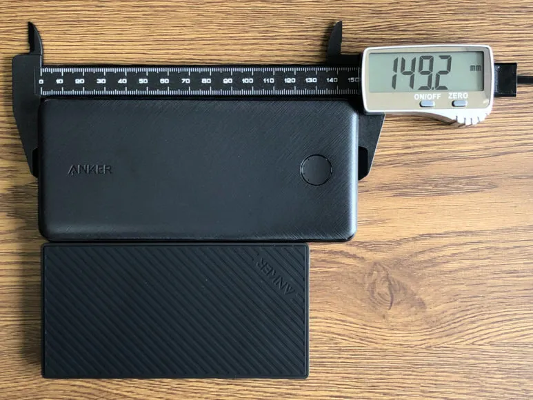 おすすめのモバイルバッテリーAnker「PowerCore Slim 10000 PD」レビュー|全体的な大型化は否めませんが、これもPD対応化・バッテリー容量の倍増という高性能さを優先した結果でしょう。