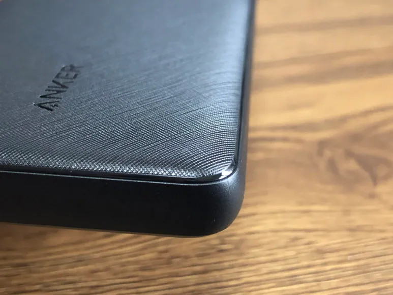 おすすめのモバイルバッテリーAnker「PowerCore Slim 10000 PD」レビュー|角は面取り処理を施す徹底ぶり。これだからAnker製は美しい。