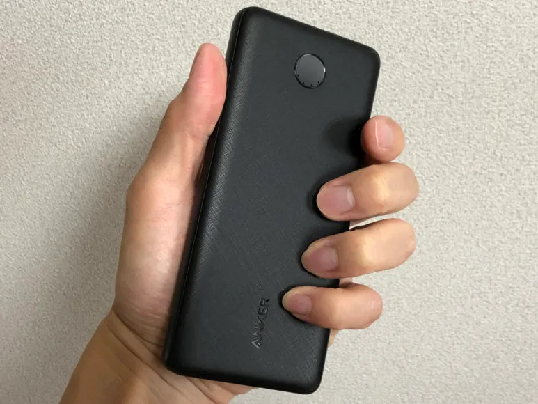 おすすめのモバイルバッテリーAnker「PowerCore Slim 10000 PD」レビュー|10000mAhクラス世界最薄を謳うだけあって、持ち運びやすさは流石の出来栄え。