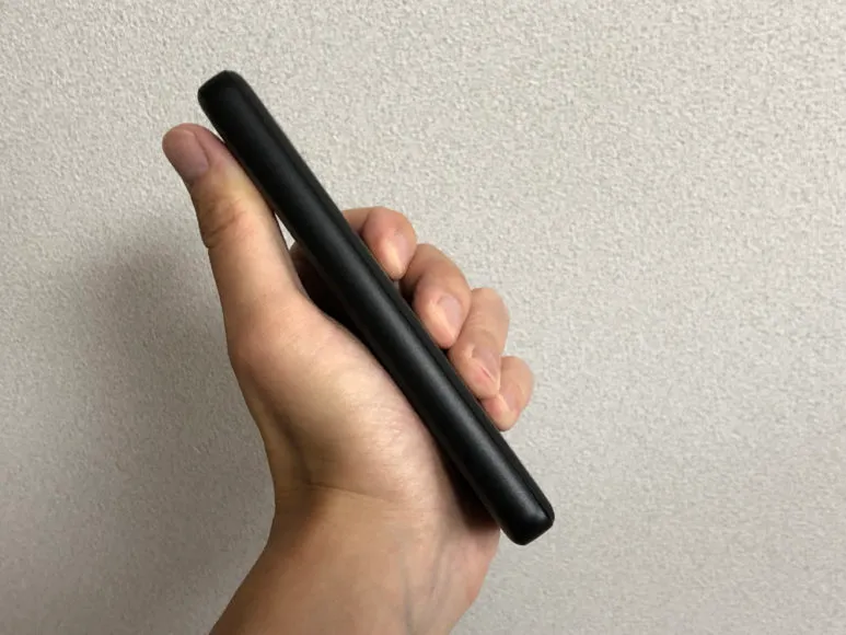 おすすめのモバイルバッテリーAnker「PowerCore Slim 10000 PD」レビュー|10000mAhクラス世界最薄を謳うだけあって、持ち運びやすさは流石の出来栄え。