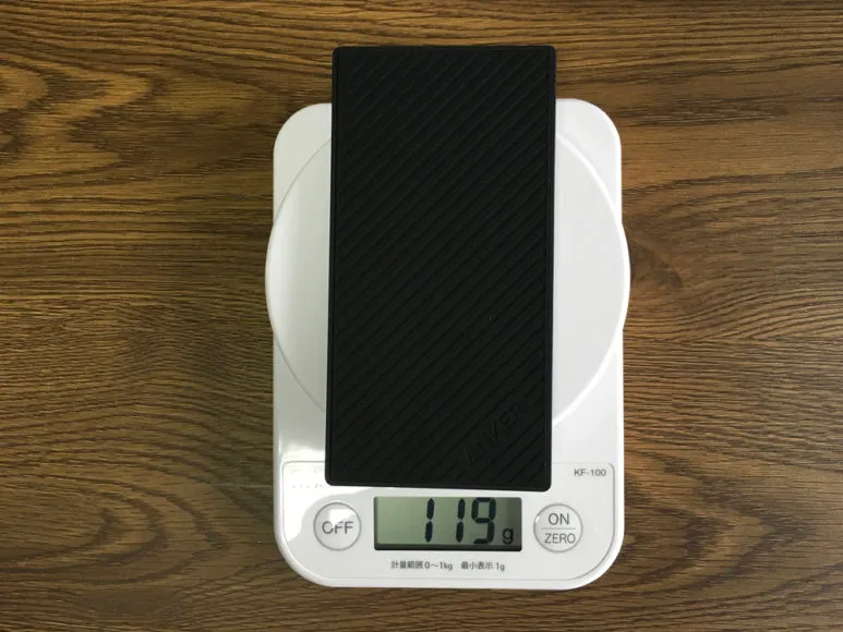 おすすめのモバイルバッテリーAnker「PowerCore Slim 10000 PD」レビュー|従来機「PowerCore Slim 5000」と比べてしまえば軽くはありませんが、高性能さが付加されたことを考えれば十分及第点といっていいと思います。