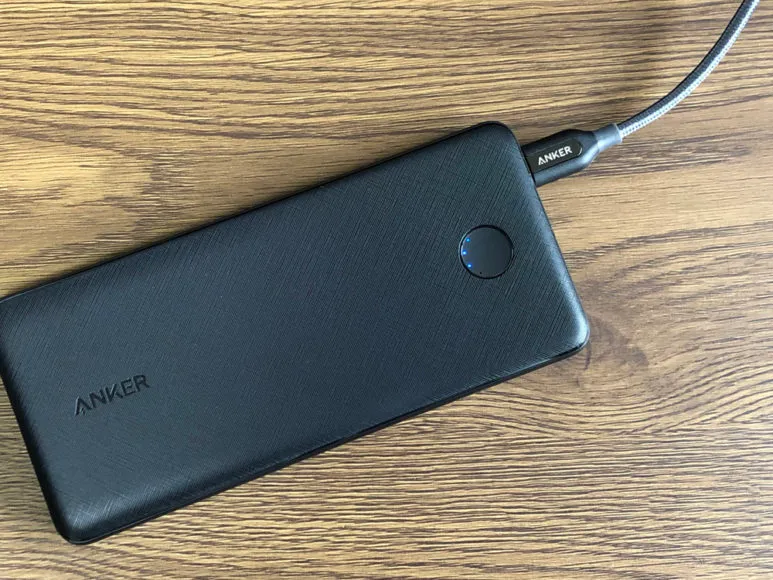 おすすめのモバイルバッテリーAnker「PowerCore Slim 10000 PD」レビュー|実際にバッテリー本体を充電している様子。