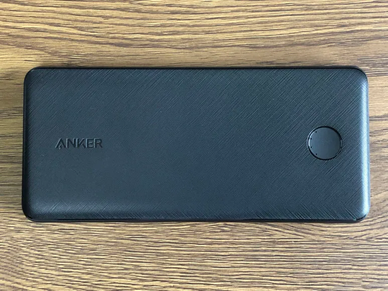 おすすめのモバイルバッテリーAnker「PowerCore Slim 10000 PD」レビュー|「PowerCore Slim 10000 PD」を正面から見た感じです。