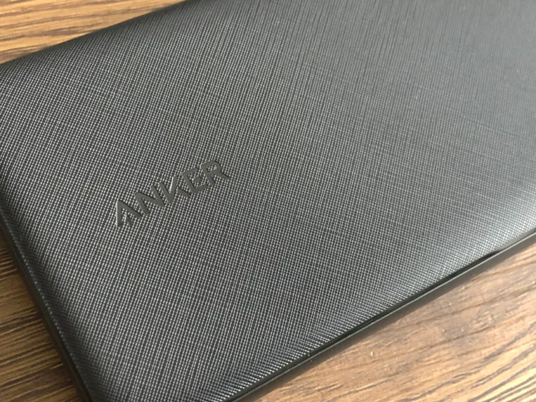 おすすめのモバイルバッテリーAnker「PowerCore Slim 10000 PD」レビュー|表面の細かい格子状のメッシュ加工が上質感を演出しています。