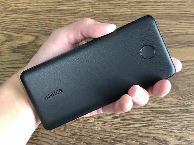 おすすめのモバイルバッテリーAnker「PowerCore Slim 10000 PD」レビュー|このメッシュ加工はデザイン性だけでなく摩擦係数が高まることでグリップ感も向上。