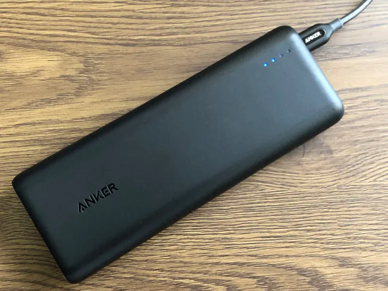 おすすめのモバイルバッテリーAnker「PowerCore Speed 20000 PD」レビュー|「PowerCore Speed 20000 PD」充電中の様子。