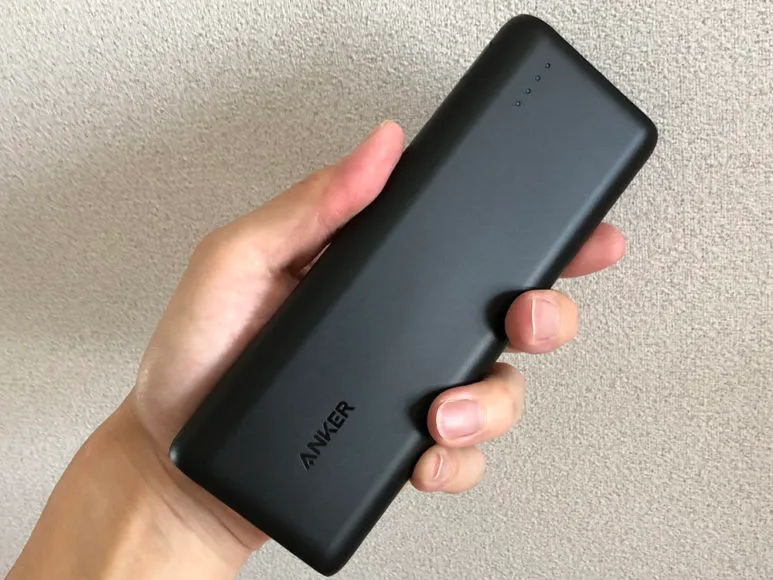 おすすめのモバイルバッテリーAnker「PowerCore Speed 20000 PD」レビュー|上質なサラッとした触感は他社製ではそうお目にかかれません。
