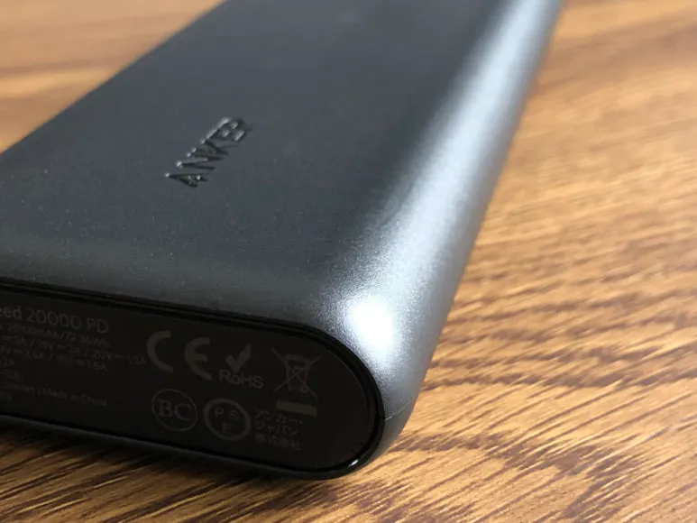 おすすめのモバイルバッテリーAnker「PowerCore Speed 20000 PD」レビュー|バッテリー本体の天地に施された大きく丸みを帯びたフォルム。