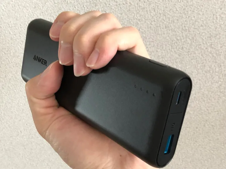 おすすめのモバイルバッテリーAnker「PowerCore Speed 20000 PD」レビュー|この大きくアールがかった面は握った際に手にかかる圧を軽減してくれるので、持ちやすくて手にも馴染みます。