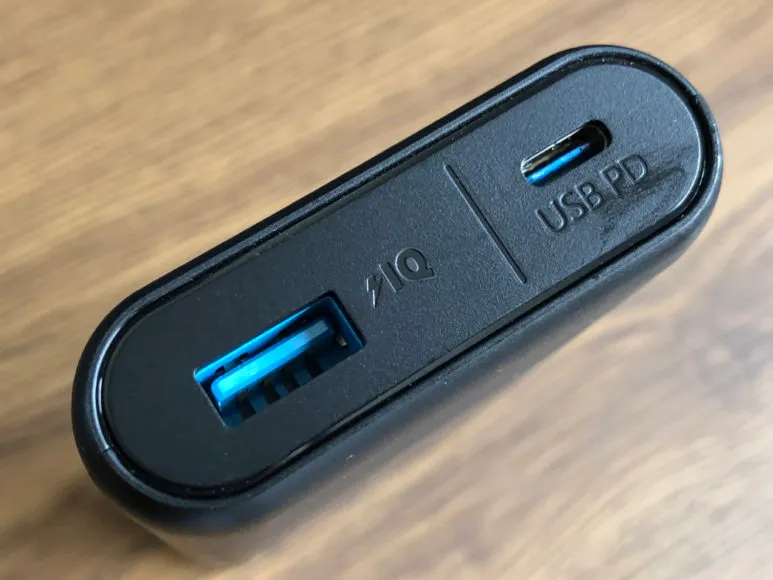 おすすめのモバイルバッテリーAnker「PowerCore Speed 20000 PD」レビュー|本体側面にはPowerIQ対応USB-Aポート・PD対応USB-Cポートを搭載。