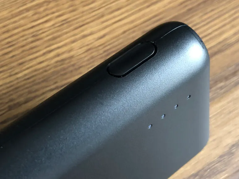 おすすめのモバイルバッテリーAnker「PowerCore Speed 20000 PD」レビュー|バッテリー本体上部には物理ボタンがついています。