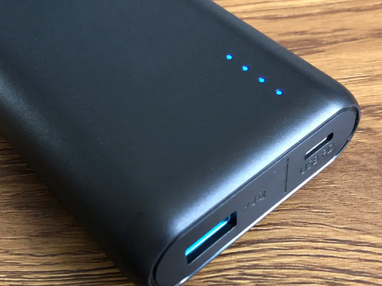 おすすめのモバイルバッテリーAnker「PowerCore Speed 20000 PD」レビュー|バッテリー本体前面には4点のLEDライトが配されています。