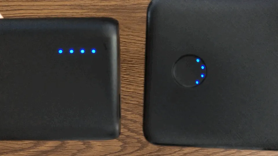 おすすめのモバイルバッテリーAnker「PowerCore Speed 20000 PD」レビュー|このLEDインジケーターは視認性に優れていて、どんな角度から見てもしっかりブルーライトによる点灯・点滅が確認できます。