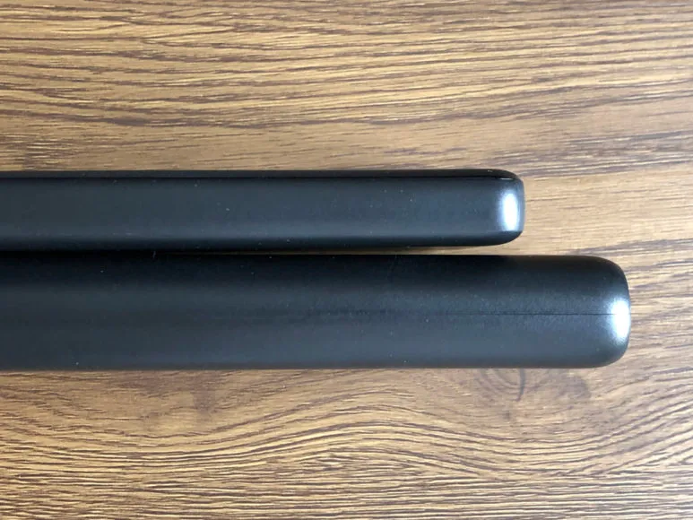 おすすめのモバイルバッテリーAnker「PowerCore Speed 20000 PD」レビュー|厚さに関しても8mm厚くなっています。目で比較しても分かるくらい違いますね。