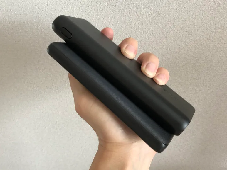 おすすめのモバイルバッテリーAnker「PowerCore Speed 20000 PD」レビュー|軽量薄型モデルのモバイルバッテリーと比べれば、確かにデカイし重たいですが、持ち運べないレベルの重さではありません。
