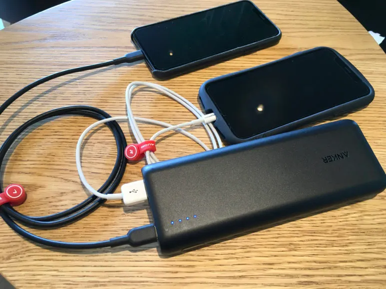 おすすめのモバイルバッテリーAnker「PowerCore Speed 20000 PD」レビュー|大容量のメリットを活かして自分のスマホとタブレットを2台同時充電したり、旅行中ならパートナーのスマホと自分のスマホを同時充電させたり。大容量だからこそできる活用法ってあります。