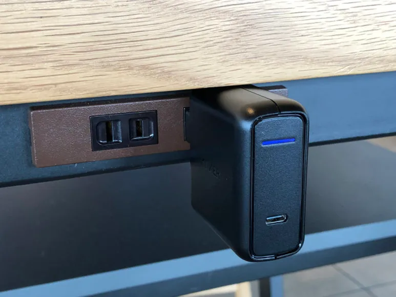 おすすめのモバイルバッテリーAnker「PowerCore Speed 20000 PD」レビュー|一息つくためにカフェに入店したとき、自由に使えるコンセントがあるとスマホやタブレットなどを充電するときはモバイルバッテリーよりも急速充電器を取り出すことが結構あります。