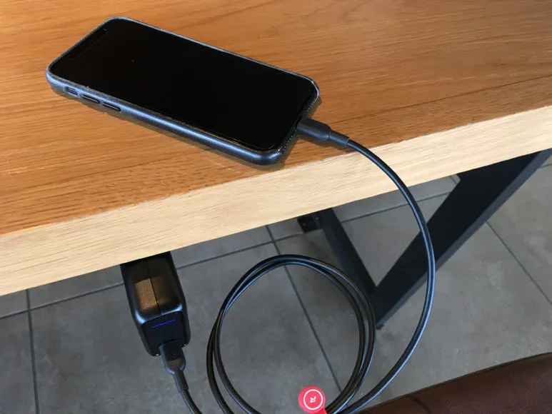 おすすめのモバイルバッテリーAnker「PowerCore Speed 20000 PD」レビュー|2台同時充電のニーズは滅多にないので、日ごろなら僕は付属のUSB-C急速充電器で事足りることも多いです。
