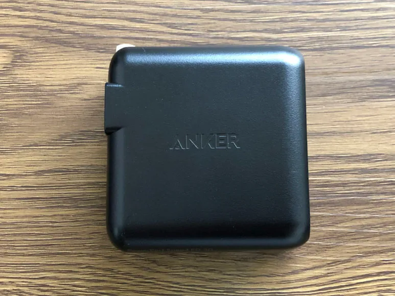 おすすめのモバイルバッテリーAnker「PowerCore Speed 20000 PD」レビュー|付属するUSB-C急速充電器の外観。