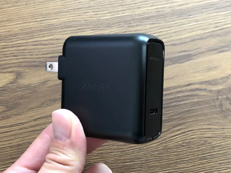 おすすめのモバイルバッテリーAnker「PowerCore Speed 20000 PD」レビュー|付属するUSB-C急速充電器の外観。