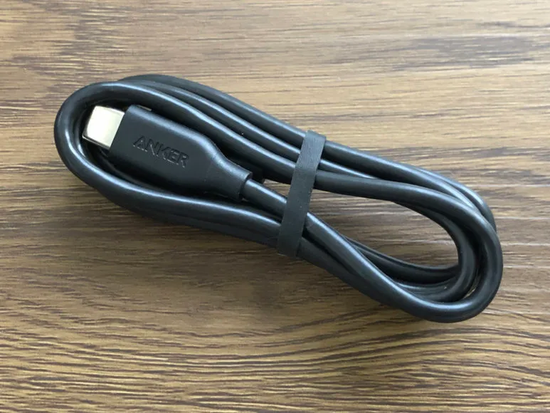 おすすめのモバイルバッテリーAnker「PowerCore Speed 20000 PD」レビュー|付属する充電ケーブルはゴムバンドで束ねてくれています。