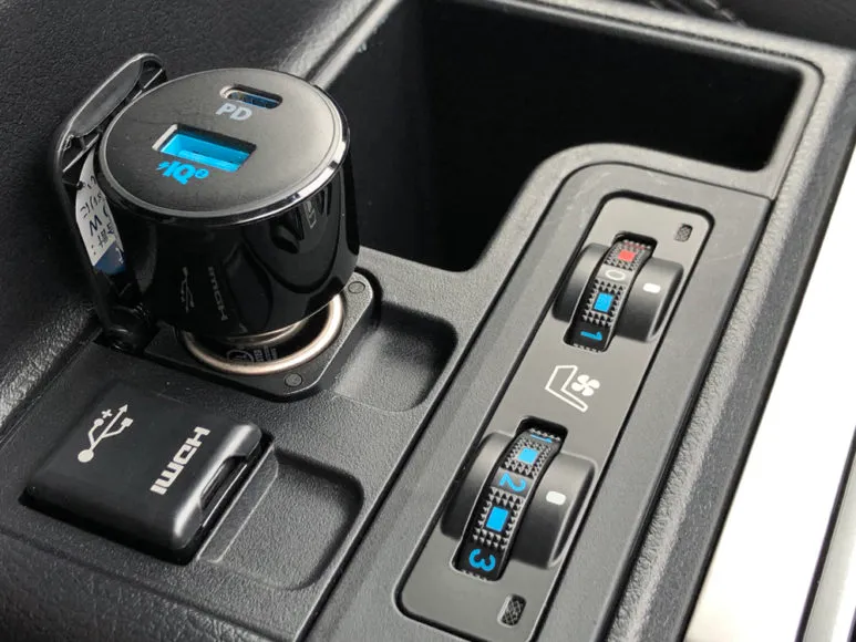 Anker「PowerDrive Speed+2-1 PD & 1 PowerIQ 2.0」レビュー|充電器本体がブラック基調なので基本的に車内の雰囲気を阻害するような印象はないですね。