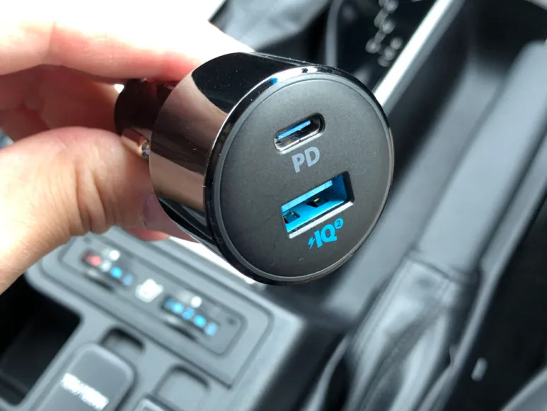 Anker「PowerDrive Speed+2-1 PD & 1 PowerIQ 2.0」レビュー|コネクタがType-C・Type-AともにAnkerカラーのブルーに彩られています。