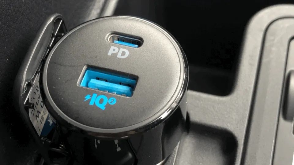 Anker「PowerDrive Speed+2-1 PD & 1 PowerIQ 2.0」レビュー|コネクタ周りには円形のLEDライトが内蔵されていてブルーに輝きます。