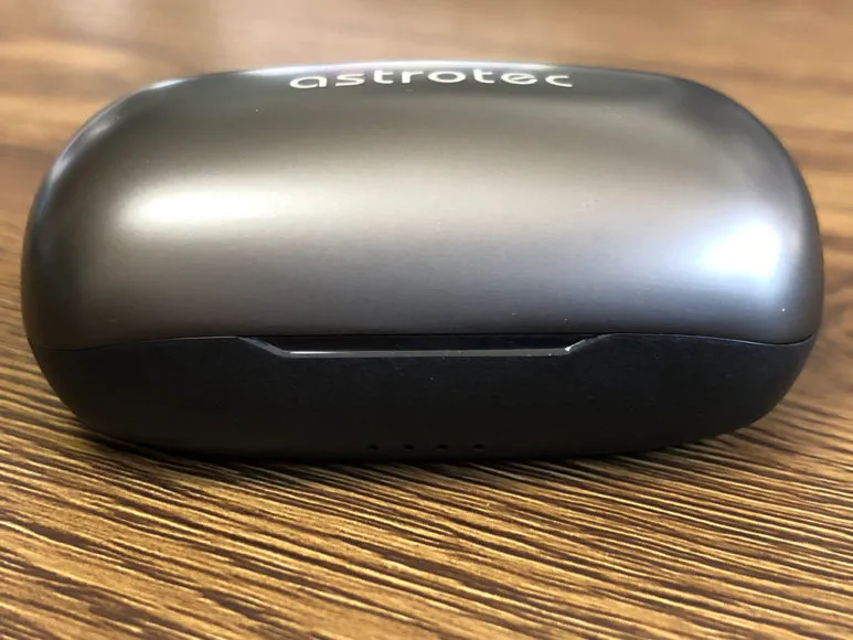 おすすめ完全ワイヤレスイヤホンAstrotec「S60」レビュー|ケースのトップとボトムで材質が異なっていて、トップのメタリック調がかなり特異的。