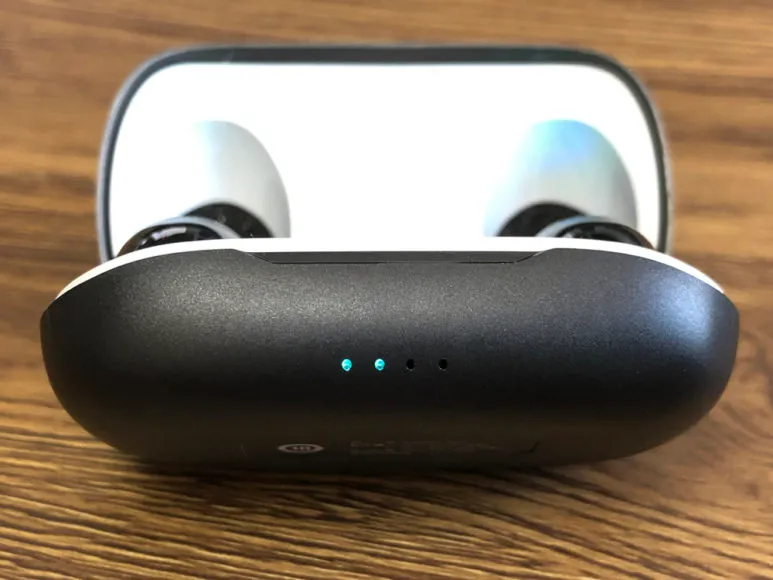おすすめ完全ワイヤレスイヤホンAstrotec「S60」レビュー|ケース前面に配されたライトグリーンに輝くLEDが素敵。