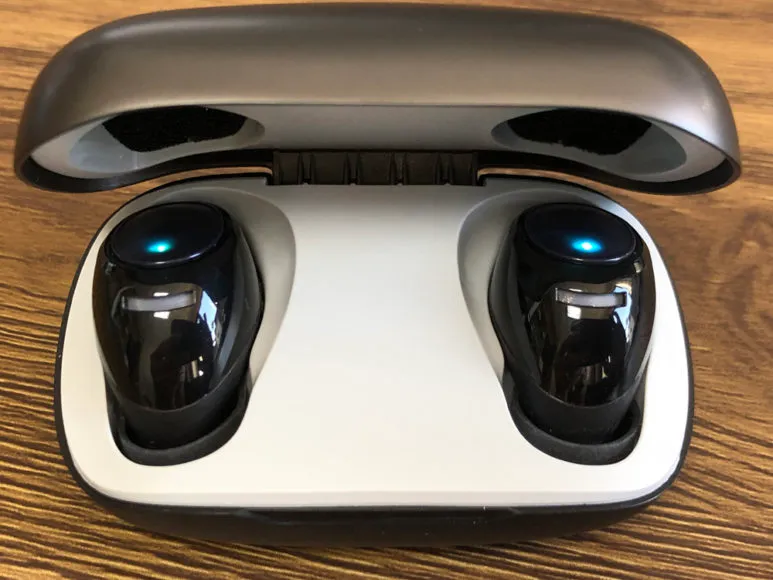 おすすめ完全ワイヤレスイヤホンAstrotec「S60」レビュー|充電してる際のハウジングのLED点灯もライトグリーンです。