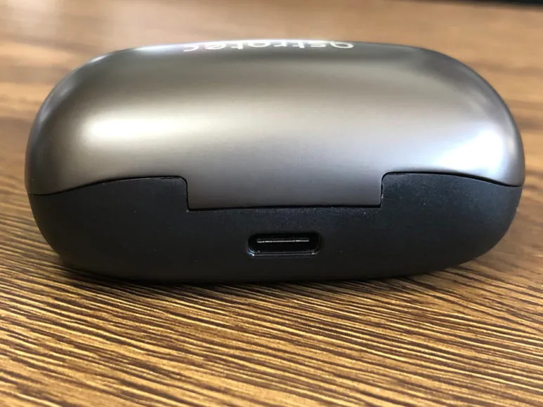 おすすめ完全ワイヤレスイヤホンAstrotec「S60」レビュー|充電用のUSB-Cポートは背部にあります。