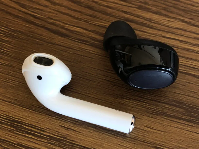 おすすめ完全ワイヤレスイヤホンAstrotec「S60」レビュー|AirPodsと並べて見ても特に質感で劣る感じは見受けられません。率直に美しくデザインされていると思います。