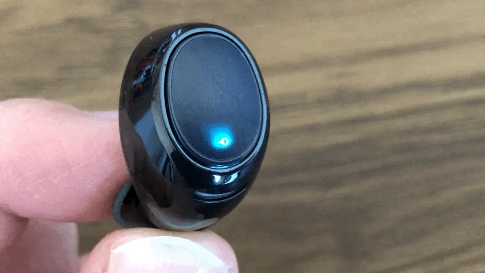 おすすめ完全ワイヤレスイヤホンAstrotec「S60」レビュー|ペアリング方法:左イヤホンのLEDが緑色に点滅したらペアリングモードに移行している証拠です。