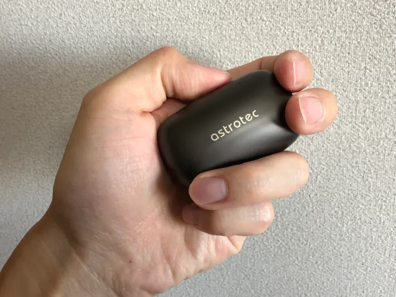おすすめ完全ワイヤレスイヤホンAstrotec「S60」レビュー|全体的に丸みを帯びた全長6cmの横長フォルムは手のひらとの相性抜群。