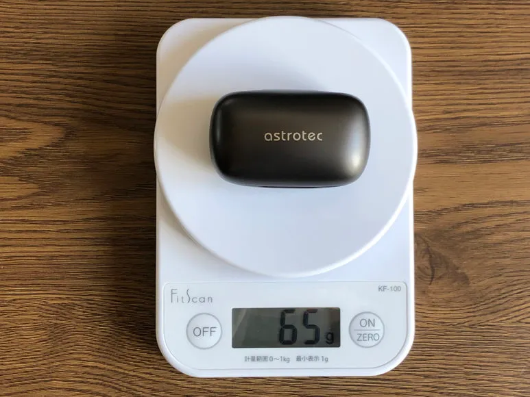 おすすめ完全ワイヤレスイヤホンAstrotec「S60」レビュー|他社の充電ケースよりも約20gは重たいんですが、この重量感がかえって持ちやすさに繋がっている気がしますね。