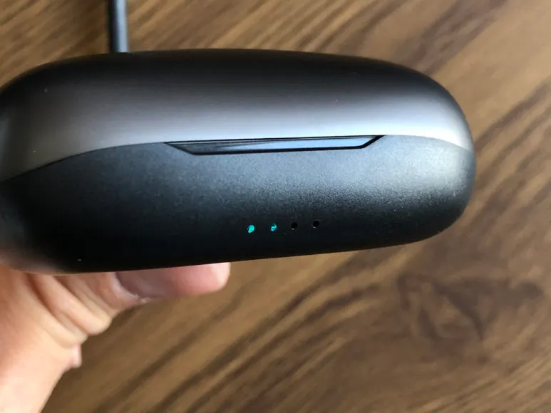 おすすめ完全ワイヤレスイヤホンAstrotec「S60」レビュー|ライトグリーンに輝く4点LEDインジケーターがケース前面に搭載されていて、充電ケースのバッテリー残量をザックリ把握できます。