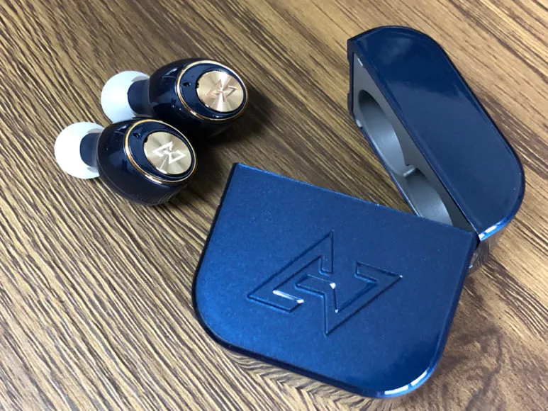おすすめ完全ワイヤレスイヤホンAVIOT「TE-D01g」レビュー|ペアリング方法:まず充電ケースからイヤホン本体を取り出しましょう。