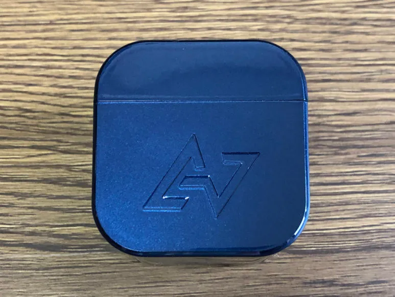 おすすめ完全ワイヤレスイヤホンAVIOT「TE-D01g」レビュー|充電ケースの前面には大きくロゴがあしらわれています。