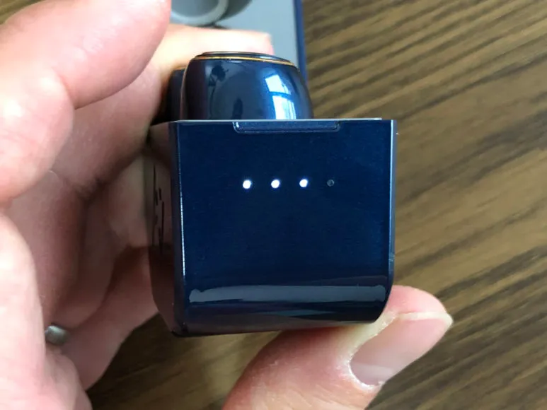 おすすめ完全ワイヤレスイヤホンAVIOT「TE-D01g」レビュー|充電ケース前面に配されたLEDインジケーターの点灯でバッテリー残量が分かります。