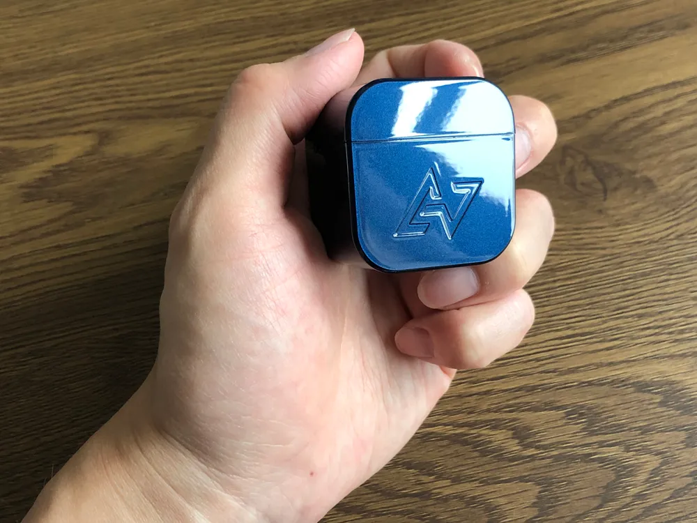 おすすめ完全ワイヤレスイヤホンAVIOT「TE-D01g」レビュー|充電ケースのサイズ感はコンパクトで上々の使い心地です。