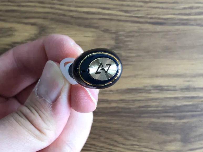 おすすめ完全ワイヤレスイヤホンAVIOT「TE-D01g」レビュー|ハウジングに刻まれたAVIOTのロゴがカッコイイです。