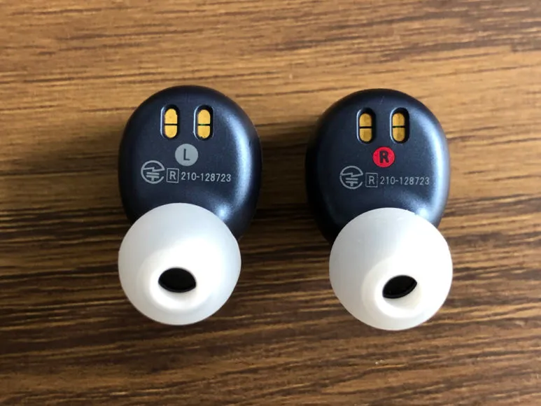 おすすめ完全ワイヤレスイヤホンAVIOT「TE-D01g」レビュー|イヤホン本体は左右それぞれが色分けされているので、パッと見で分かりやすいのがポイント。