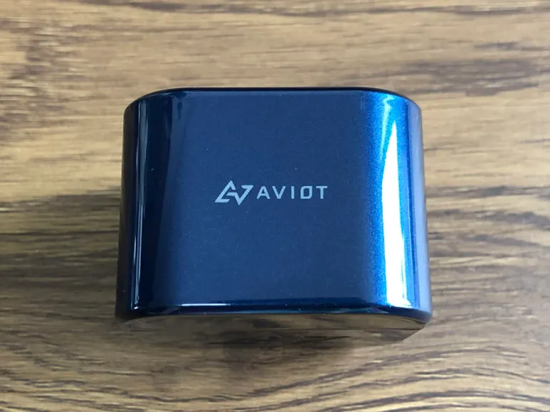 おすすめ完全ワイヤレスイヤホンAVIOT「TE-D01g」レビュー|充電ケース上面には「AVIOT」と刻印が入っています。
