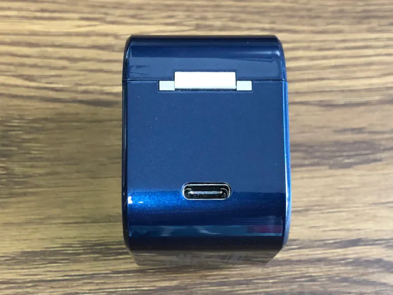 おすすめ完全ワイヤレスイヤホンAVIOT「TE-D01g」レビュー|充電ケース側面には充電用USB Type-Cポートが配されています。