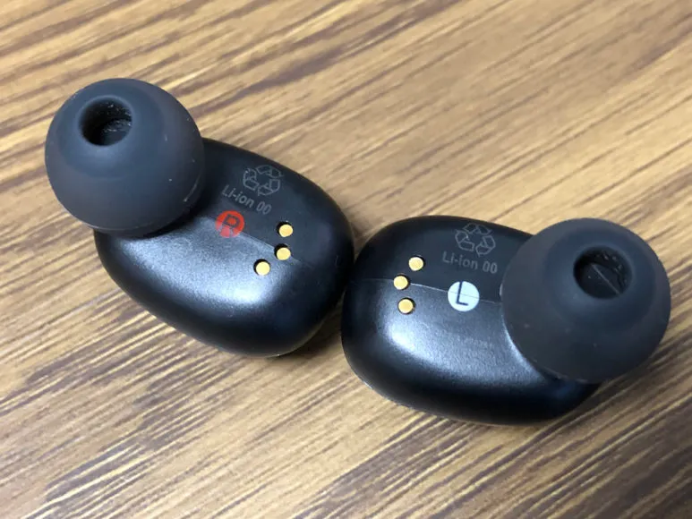 おすすめ完全ワイヤレスイヤホンGLIDiC「Sound Air TW-5000s」レビュー|左右は分かりやすく右を赤丸で印字しているので、パッと見で分かります。
