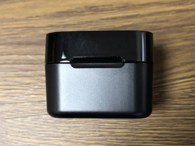 おすすめ完全ワイヤレスイヤホンGLIDiC「Sound Air TW-5000s」レビュー|デザインもイヤホン同様に素材の2トーン採用で上質感を演出。イイ感じです。