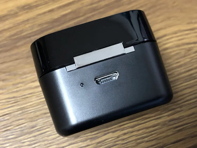 おすすめ完全ワイヤレスイヤホンGLIDiC「Sound Air TW-5000s」レビュー|LEDはmicroUSBポートの横に付いていて、充電時のみ赤く光ります。